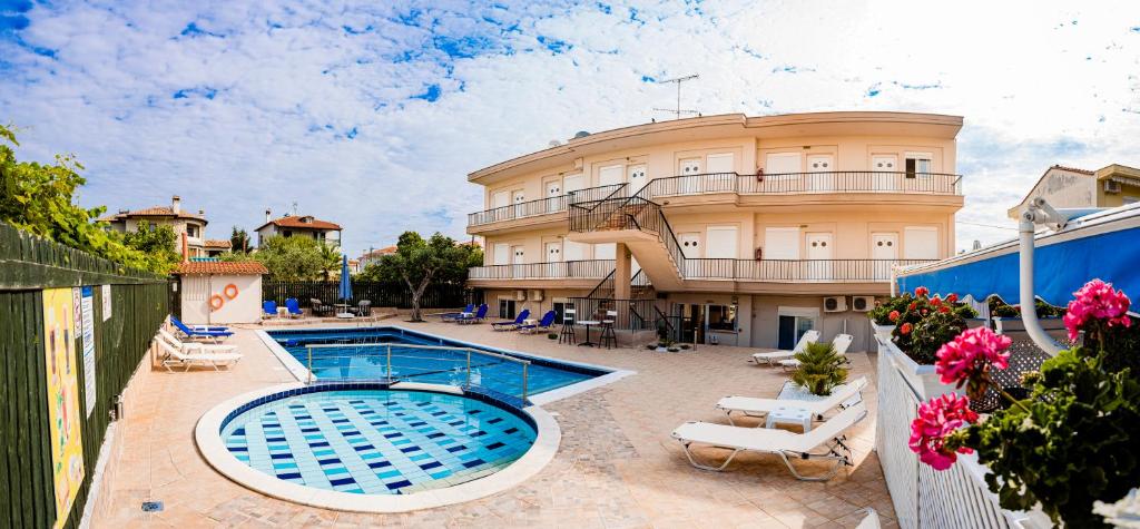 un hotel con piscina y un edificio en Brother's House, en Kallithea Halkidikis