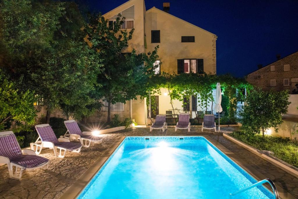 Bazén v ubytování Apartments Villa Roza nebo v jeho okolí