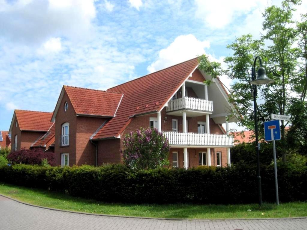 ドルヌムにあるPension Nordseebrieseの通路赤屋根の家