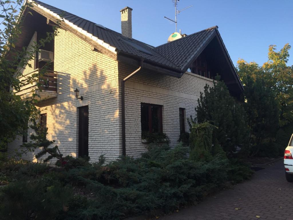 una casa de ladrillo blanco con techo negro en Luxury House, en Wroclaw