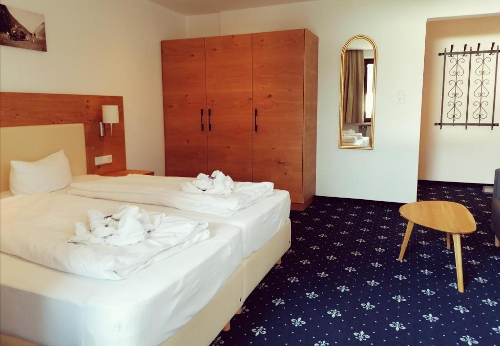 Postel nebo postele na pokoji v ubytování Hotel Tirolerhof