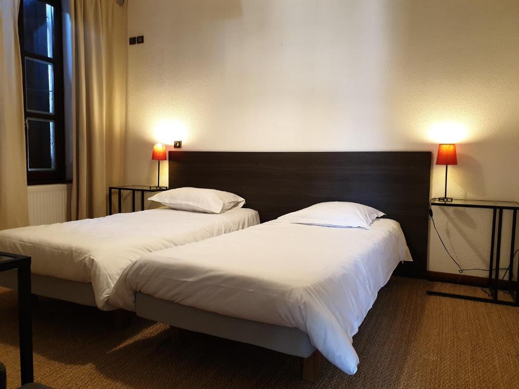 Postel nebo postele na pokoji v ubytování Le Relais Des Dix Crus - Logis Hôtel B&B