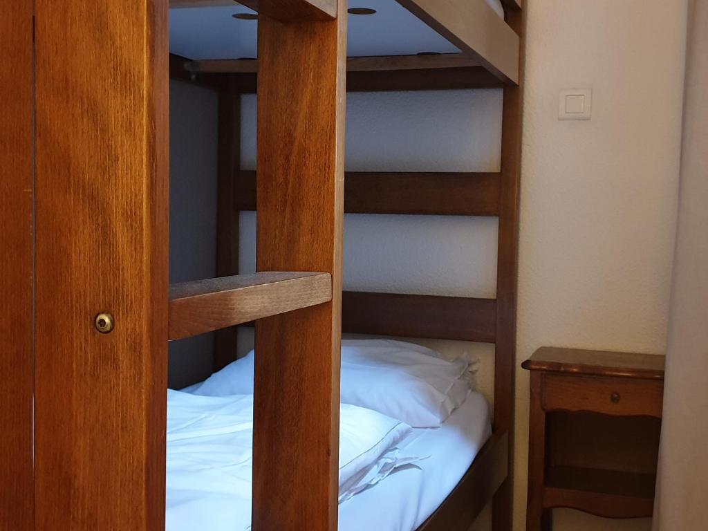 Postel nebo postele na pokoji v ubytování Le Relais Des Dix Crus - Logis Hôtel B&B
