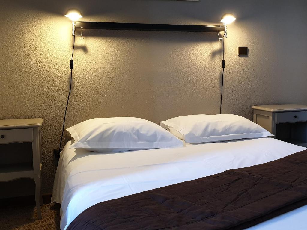 Postel nebo postele na pokoji v ubytování Le Relais Des Dix Crus - Logis Hôtel B&B