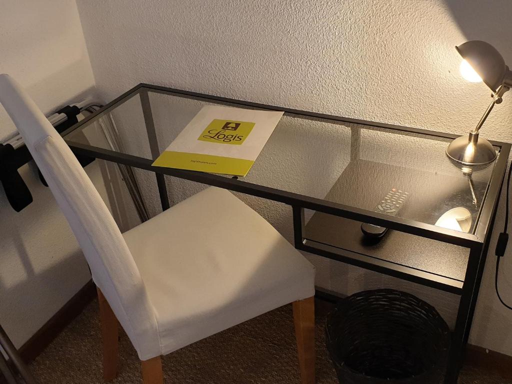 Postel nebo postele na pokoji v ubytování Le Relais Des Dix Crus - Logis Hôtel B&B