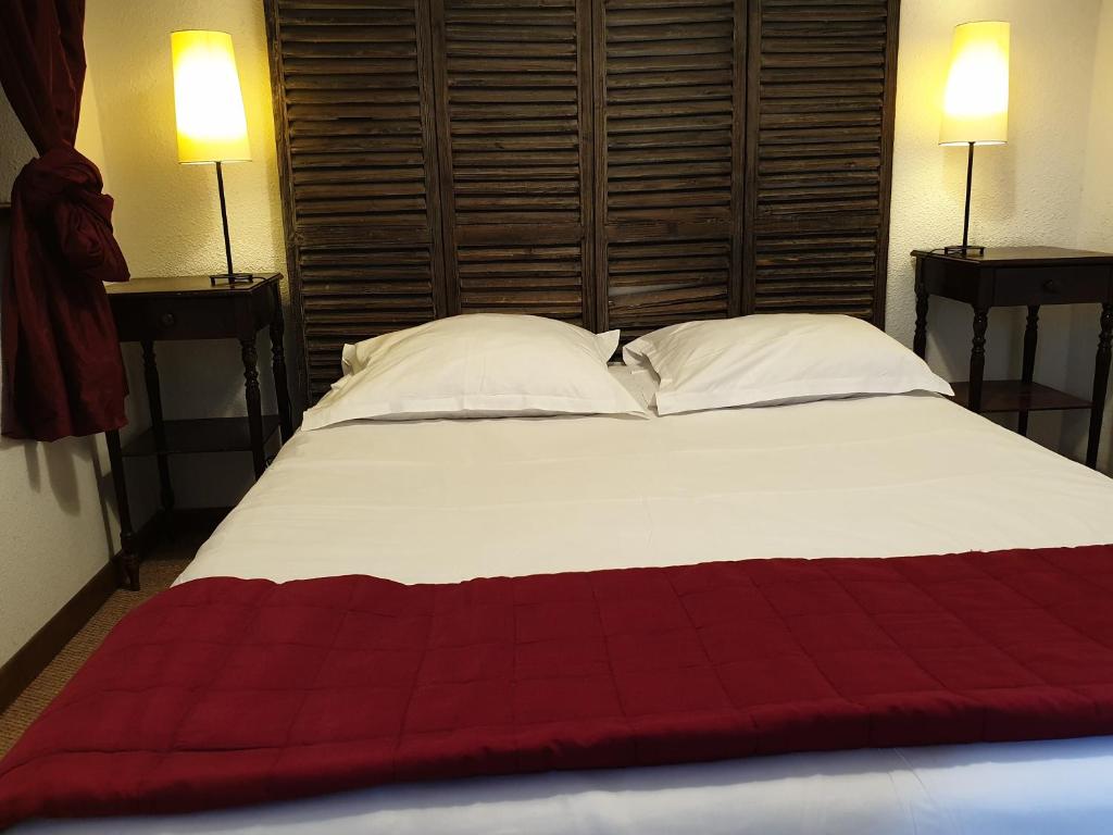Postel nebo postele na pokoji v ubytování Le Relais Des Dix Crus - Logis Hôtel B&B
