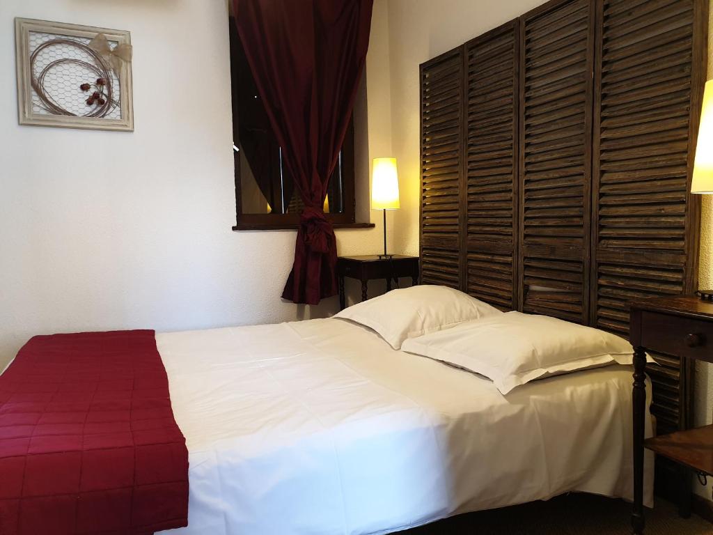 Postel nebo postele na pokoji v ubytování Le Relais Des Dix Crus - Logis Hôtel B&B