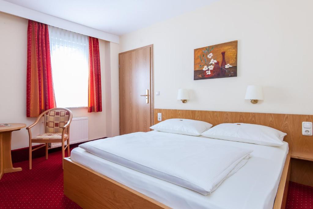Postel nebo postele na pokoji v ubytování Hotel Englischer Hof