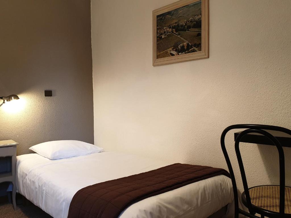 Postel nebo postele na pokoji v ubytování Le Relais Des Dix Crus - Logis Hôtel B&B