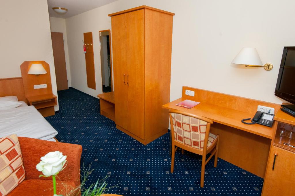 Postel nebo postele na pokoji v ubytování Hotel Englischer Hof