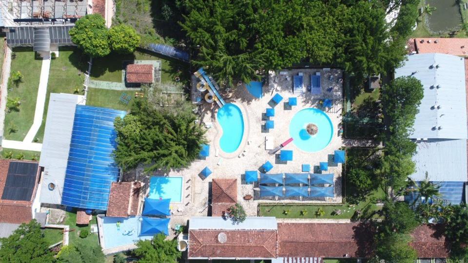 una vista aérea de un complejo con piscinas en Hotel Fazenda Pé da Serra, en Bom Sucesso