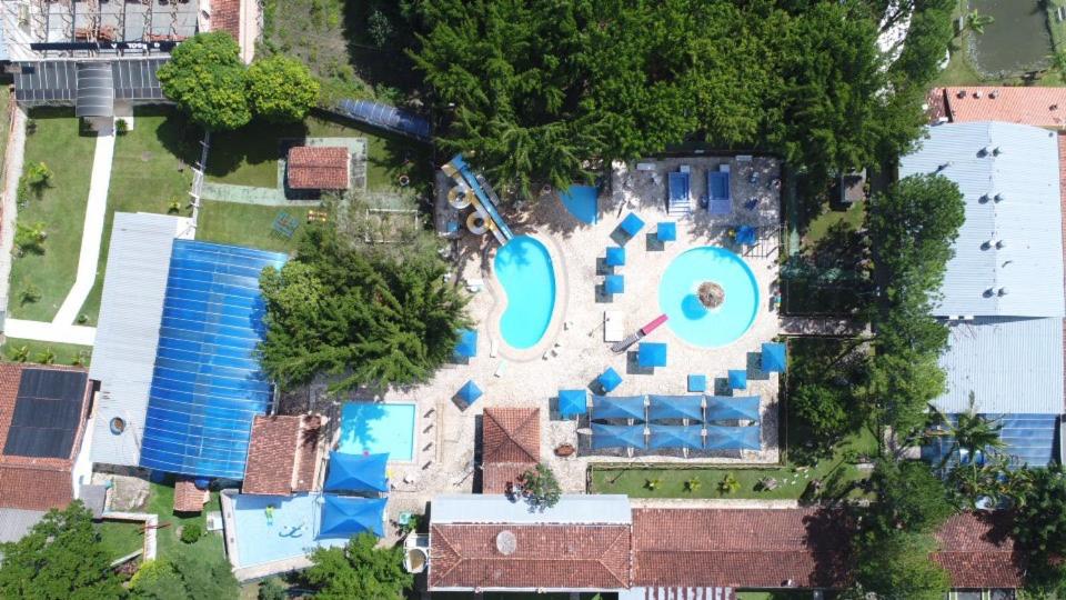 een luchtzicht op een resort met zwembaden bij Hotel Fazenda Pé da Serra in Bom Sucesso