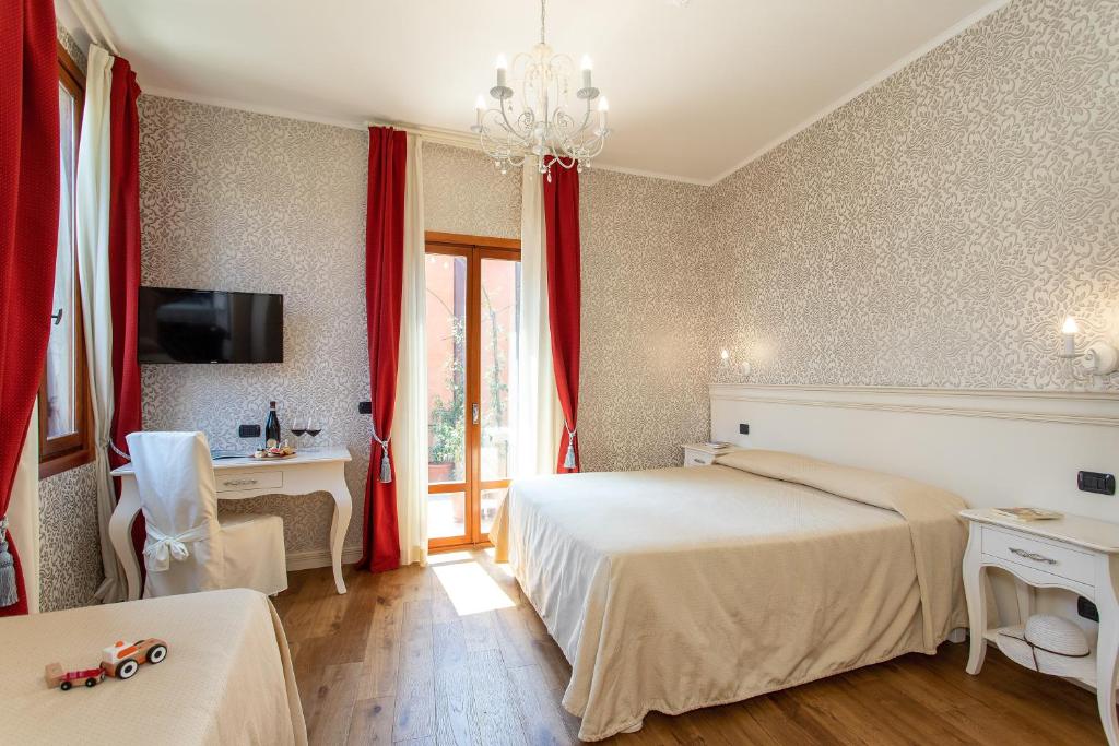 Postel nebo postele na pokoji v ubytování Charming Palace Santa Fosca