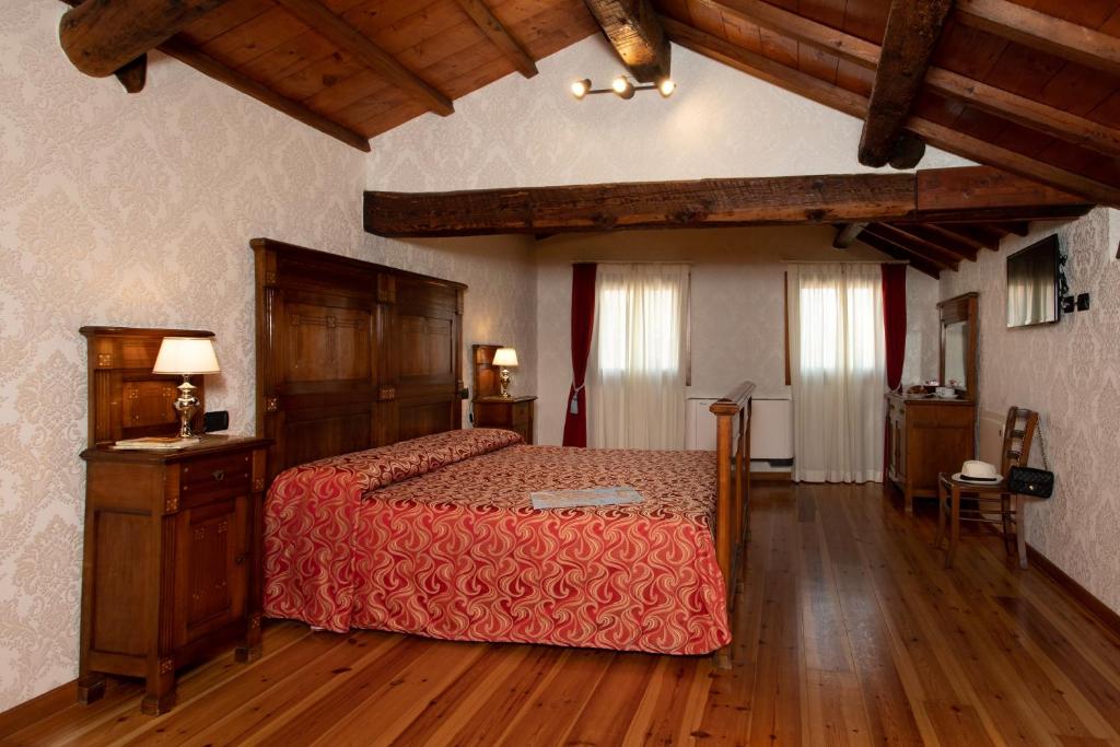 Postel nebo postele na pokoji v ubytování Charming Palace Santa Fosca