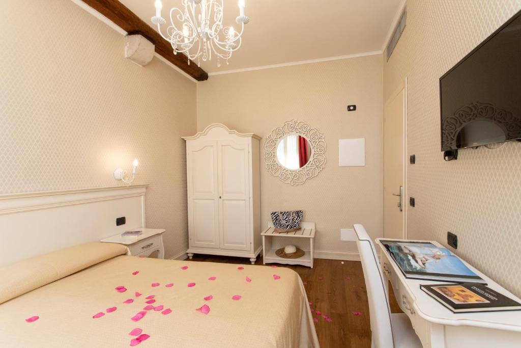 TV a/nebo společenská místnost v ubytování Charming Palace Santa Fosca