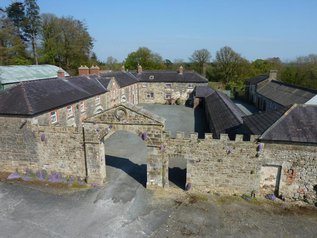 - une vue aérienne sur un vieux bâtiment en pierre dans l'établissement Castlehamilton Cottages and Activity Centre, à Cavan