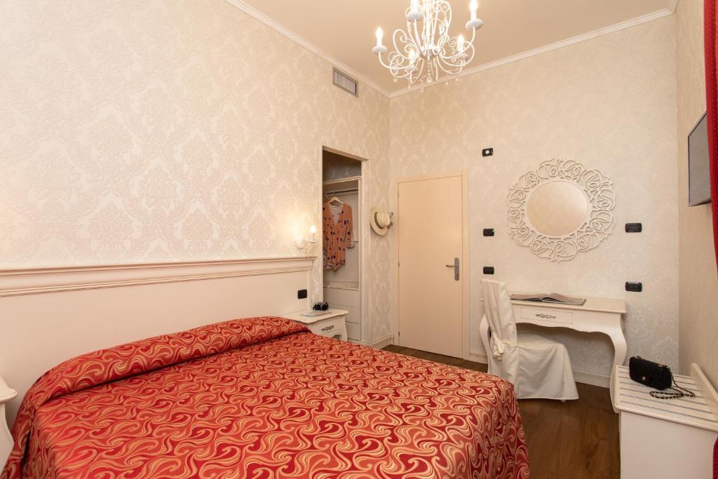 Postel nebo postele na pokoji v ubytování Charming Palace Santa Fosca