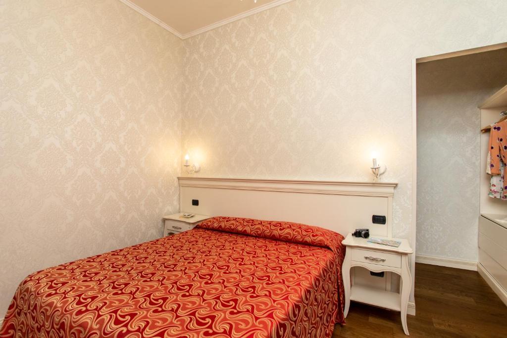 Postel nebo postele na pokoji v ubytování Charming Palace Santa Fosca