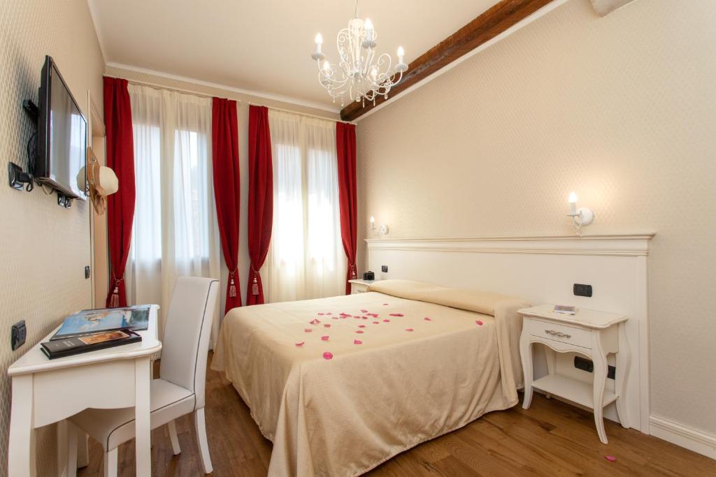 TV a/nebo společenská místnost v ubytování Charming Palace Santa Fosca