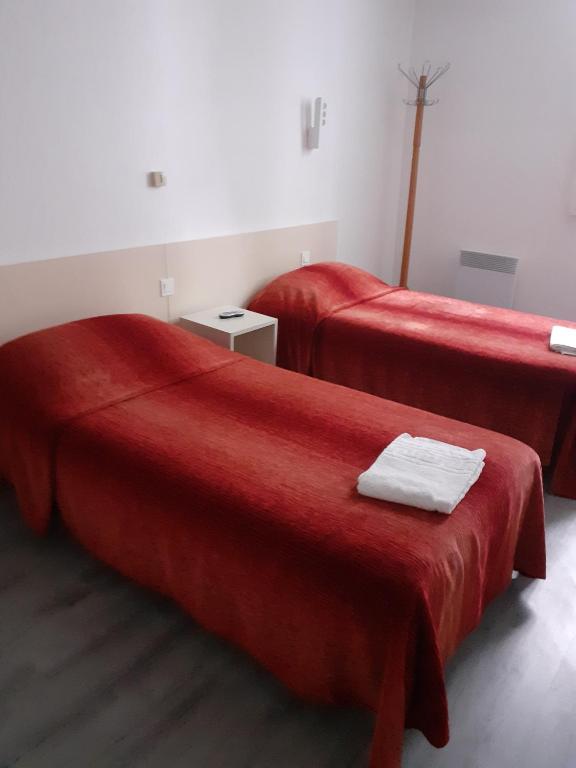 Postel nebo postele na pokoji v ubytování Hôtel Croix des Nordistes