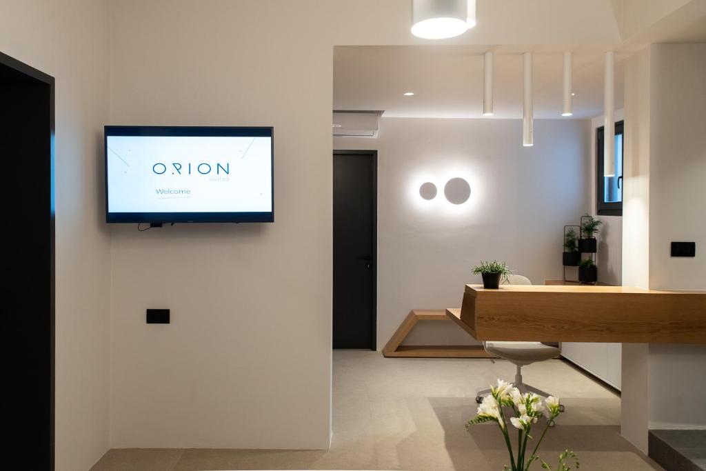 TV a/nebo společenská místnost v ubytování Orion suites