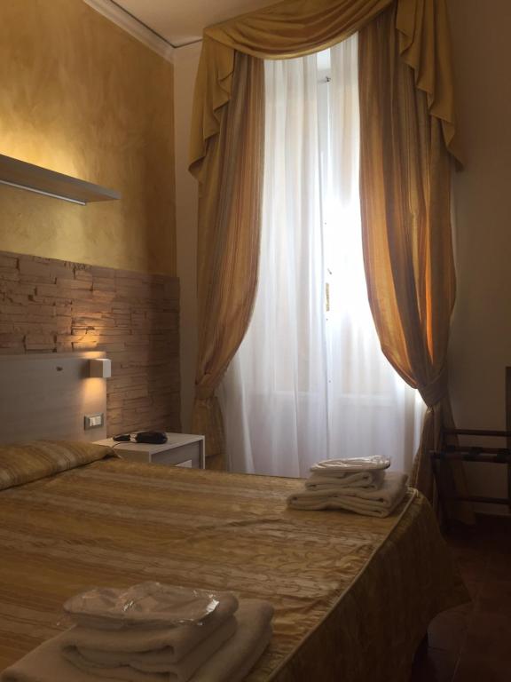 Postel nebo postele na pokoji v ubytování Hotel Alinari