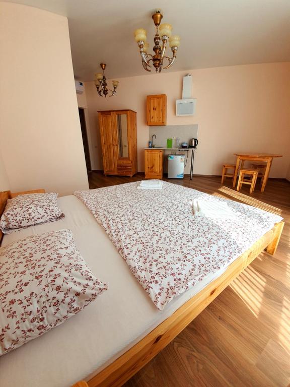 1 dormitorio con 2 camas en una habitación en Отель Империя Головинка, en Golovinka