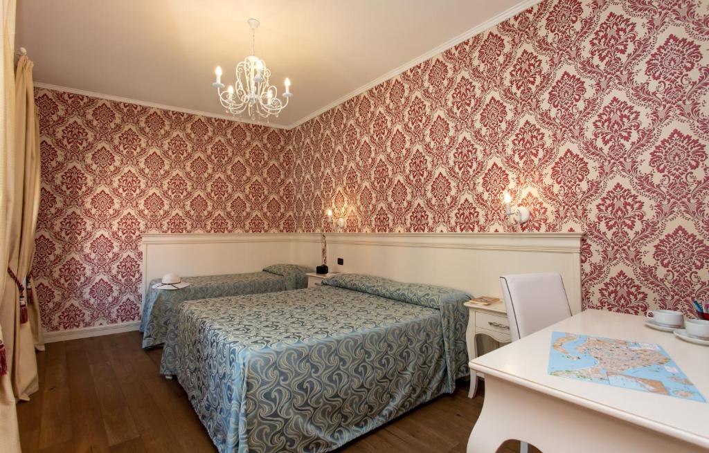 Postel nebo postele na pokoji v ubytování Charming Palace Santa Fosca