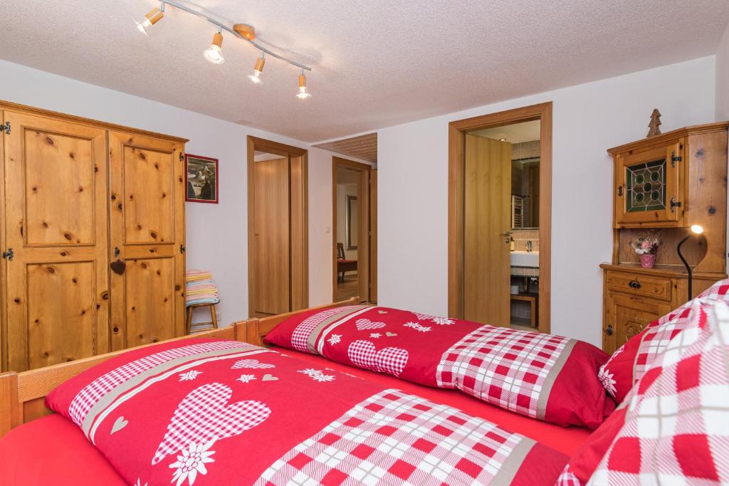 Llit o llits en una habitació de BaseCamp Apartments