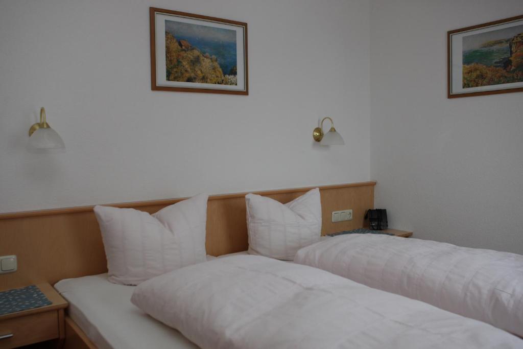 Postel nebo postele na pokoji v ubytování Hotel Garni Sonnenheim