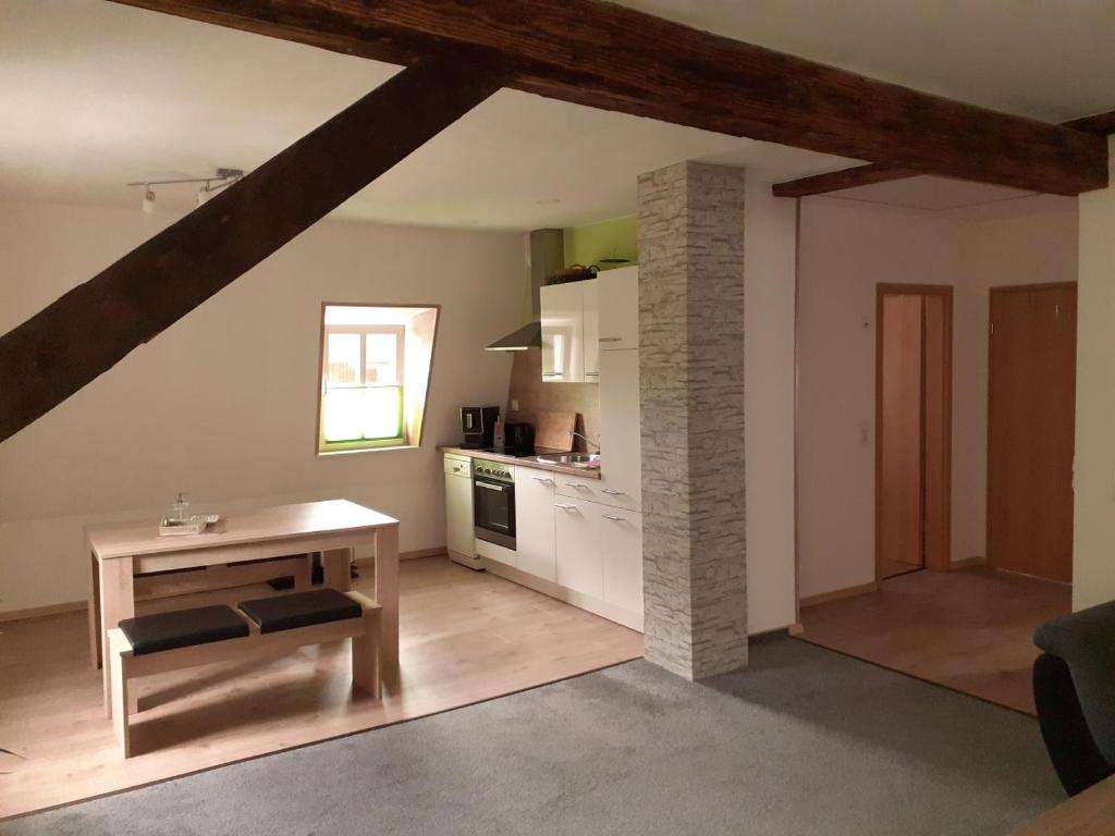 eine Küche mit einem Tisch und einer Theke in einem Zimmer in der Unterkunft Ferienwohnung Röschen in Bernkastel-Kues