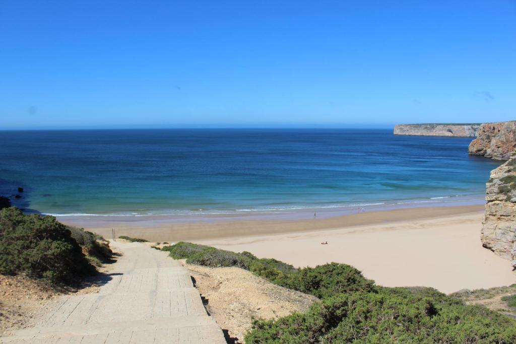 een uitzicht op een strand vanaf een klif bij Beach Front Apartment 2 in Sagres