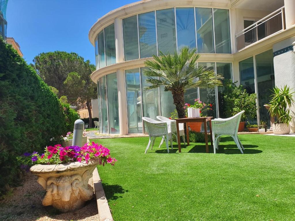 Vonkajšia záhrada v ubytovaní Hotel & Apartaments Thalassa Sport & Spa