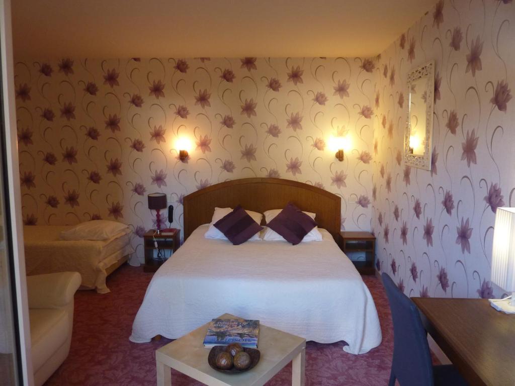 Hôtel A La Renommée - Economy Driepersoonskamer