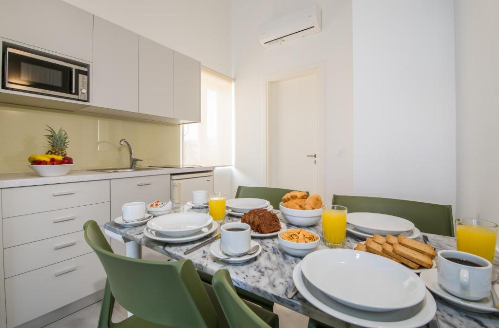 Jedlo v apartmánovom hoteli alebo blízkom okolí