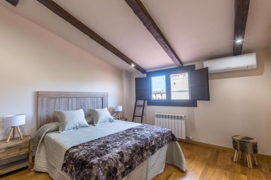 1 dormitorio con 1 cama grande en una habitación en Palacio Descalzos -Atico 3b- Parking incluido, en Tudela