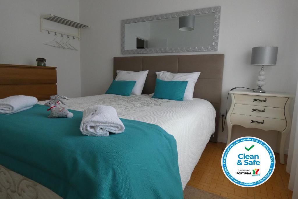 a bedroom with two beds with green and white at Casa Sandra - Apartamento Carlota in Lousã
