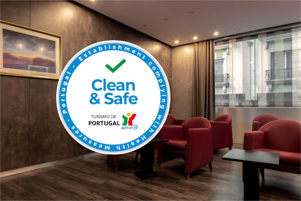 una señal para una sala de espera limpia y segura en Hotel Samasa Fundao, en Fundão