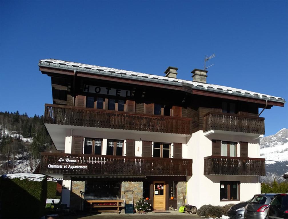 レ・ズッシュにあるChalet La Barme Les Houches Vallée de Chamonixのホテルを上に建つ建物