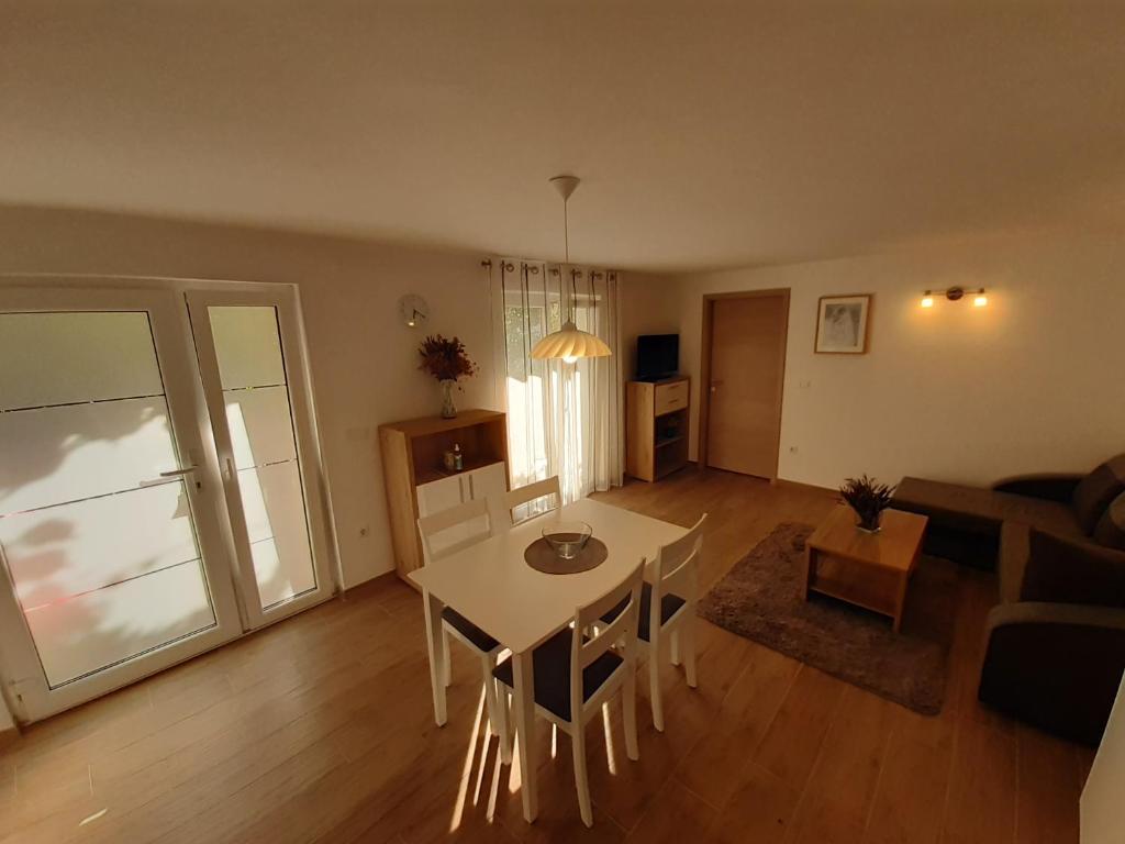 sala de estar con mesa y sofá en Apartment Bruno en Mali Lošinj