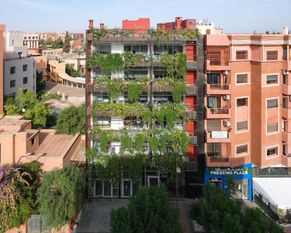 un edificio de apartamentos con plantas a un lado en M Appart en Marrakech