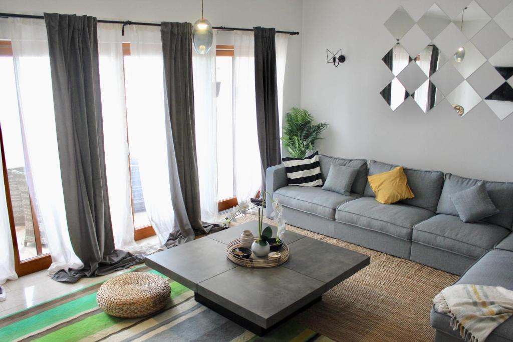 ein Wohnzimmer mit einem Sofa und einem Tisch in der Unterkunft Sifa Getaway in Muscat