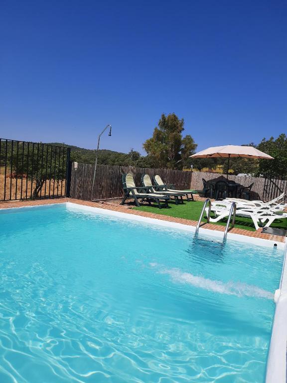The swimming pool at or close to CASA RURAL LA DEHESILLA