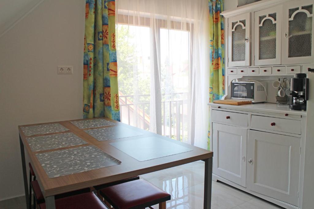 Kuchyňa alebo kuchynka v ubytovaní Illés Apartman