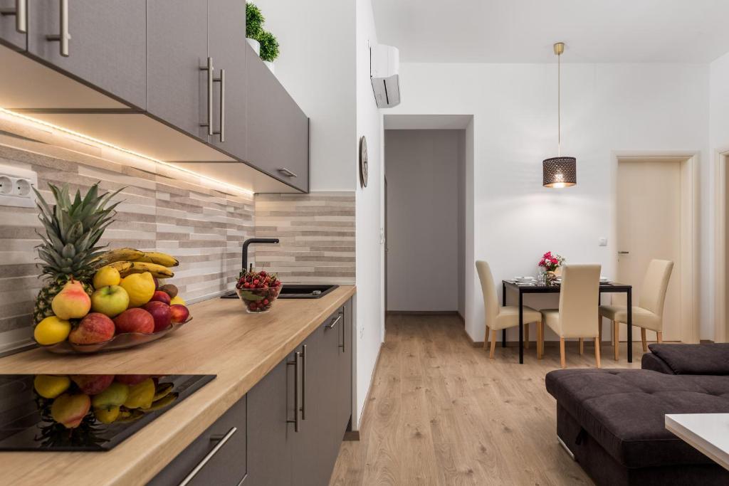 Kuchyň nebo kuchyňský kout v ubytování Quiet Center Apartments