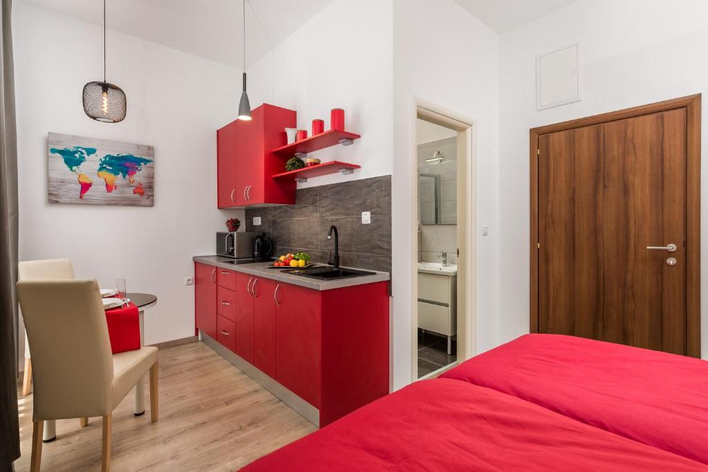 Kuchyň nebo kuchyňský kout v ubytování Quiet Center Apartments