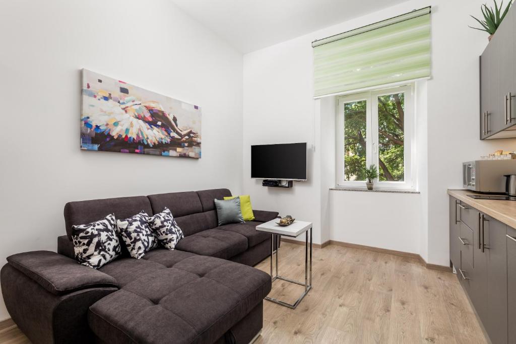 TV a/nebo společenská místnost v ubytování Quiet Center Apartments