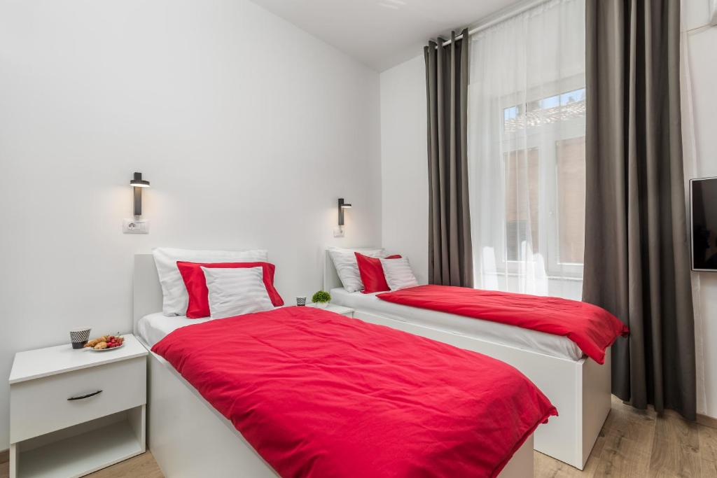 Postel nebo postele na pokoji v ubytování Quiet Center Apartments