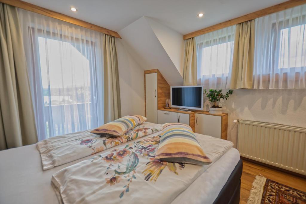 Postel nebo postele na pokoji v ubytování Ferienhaus Holzer