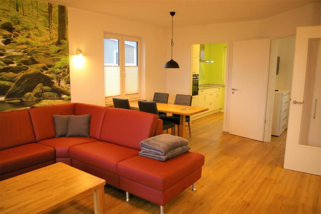 sala de estar con sofá y mesa en Witt am See E, en Klein Wittensee
